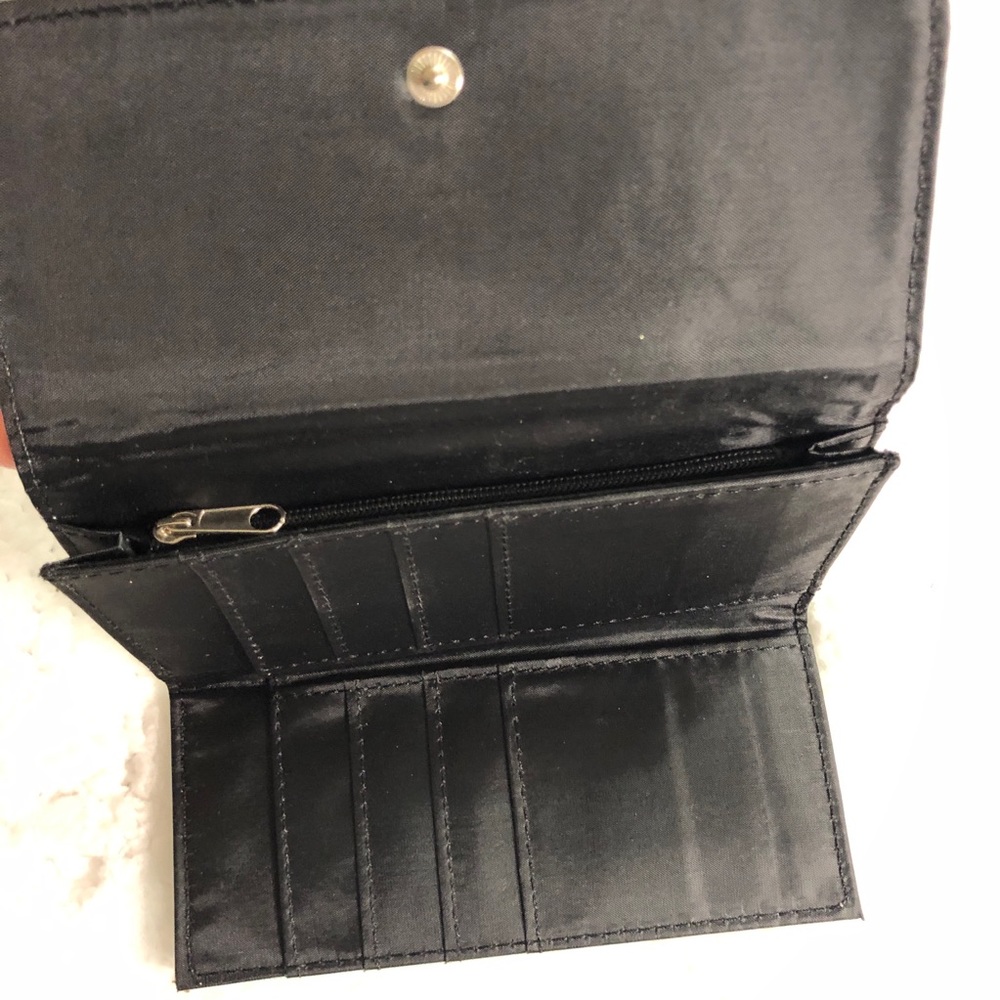 🎄🎁 Rue21 Bow Wallet🎁🎄 - Picture 3 of 4